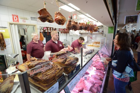 Így lesz nyitva az uszoda és a városi piac a húsvéti ünnepek környékén